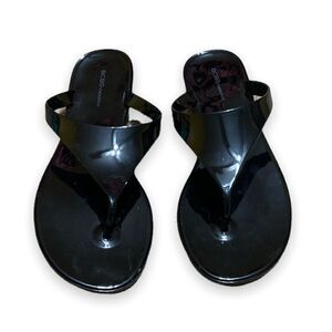 WOMEN’S BCBGeneration shiny black flip flops sandals glossy BCBG flats Size 8
